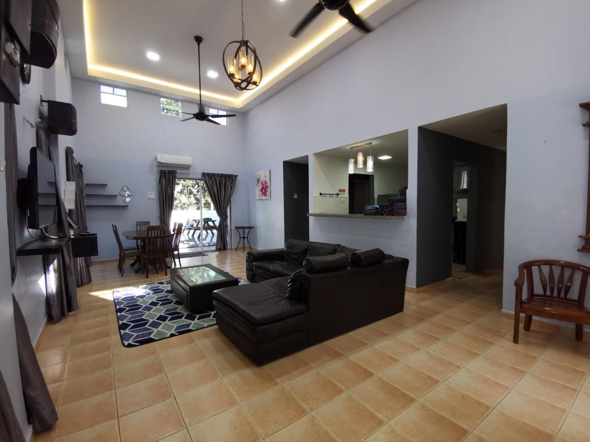Besla Homestay: A'famosa With Private Pool And Karaoke