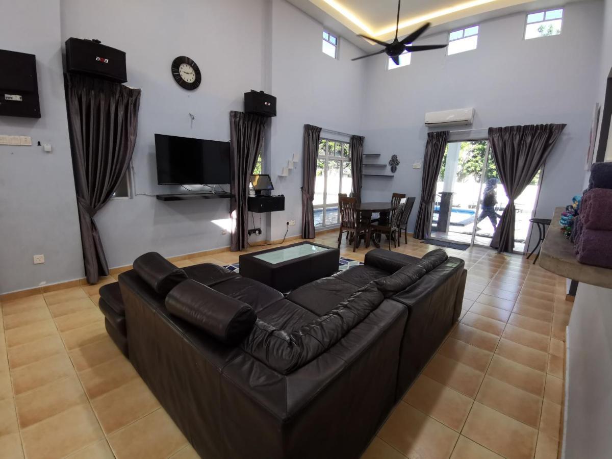 Besla Homestay: A'famosa With Private Pool And Karaoke