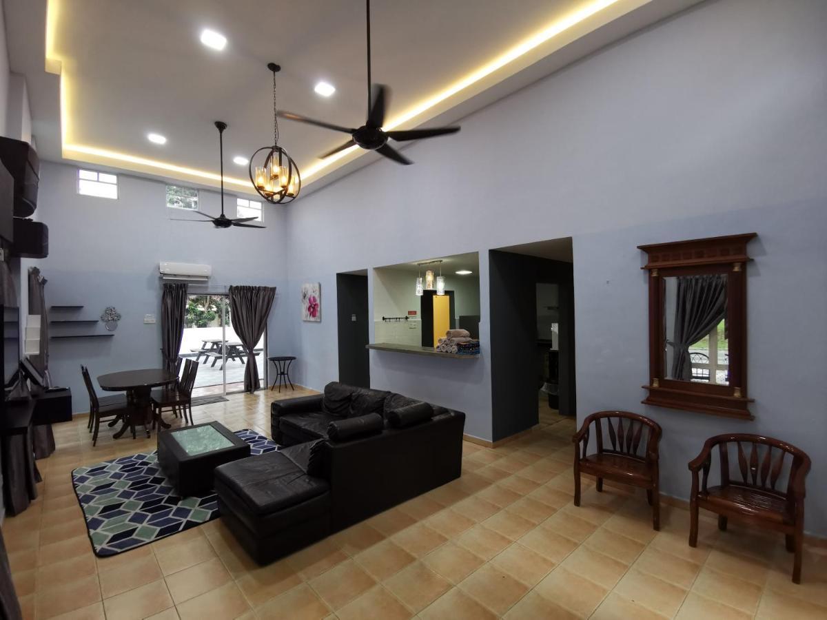 Besla Homestay: A'famosa With Private Pool And Karaoke