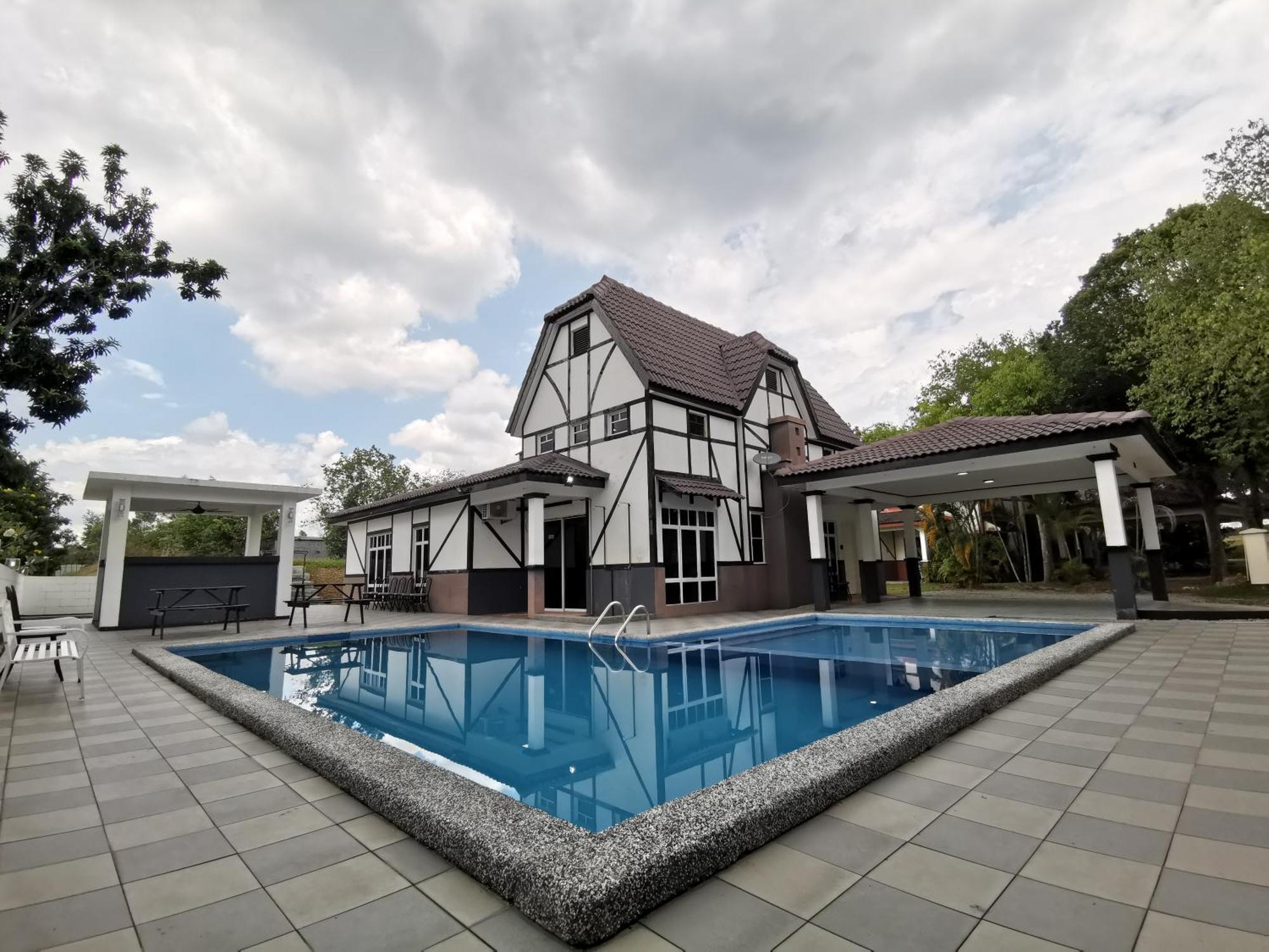 Besla Homestay: A'famosa With Private Pool And Karaoke